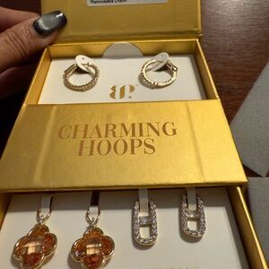 BP Charming Hoops
ER99174
She winks at the future